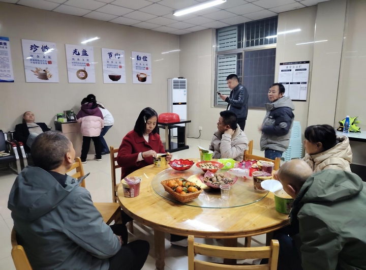 彩神vll寒夜守护！贵州交通执法：暖心服务春运归途(图2)